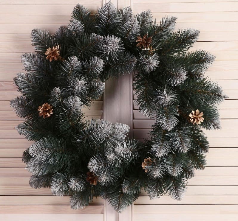 Изделие декоративное Венок Интерьерный Белоснежный, шишка золото 55см ПВХ арт.5428535 по цене 