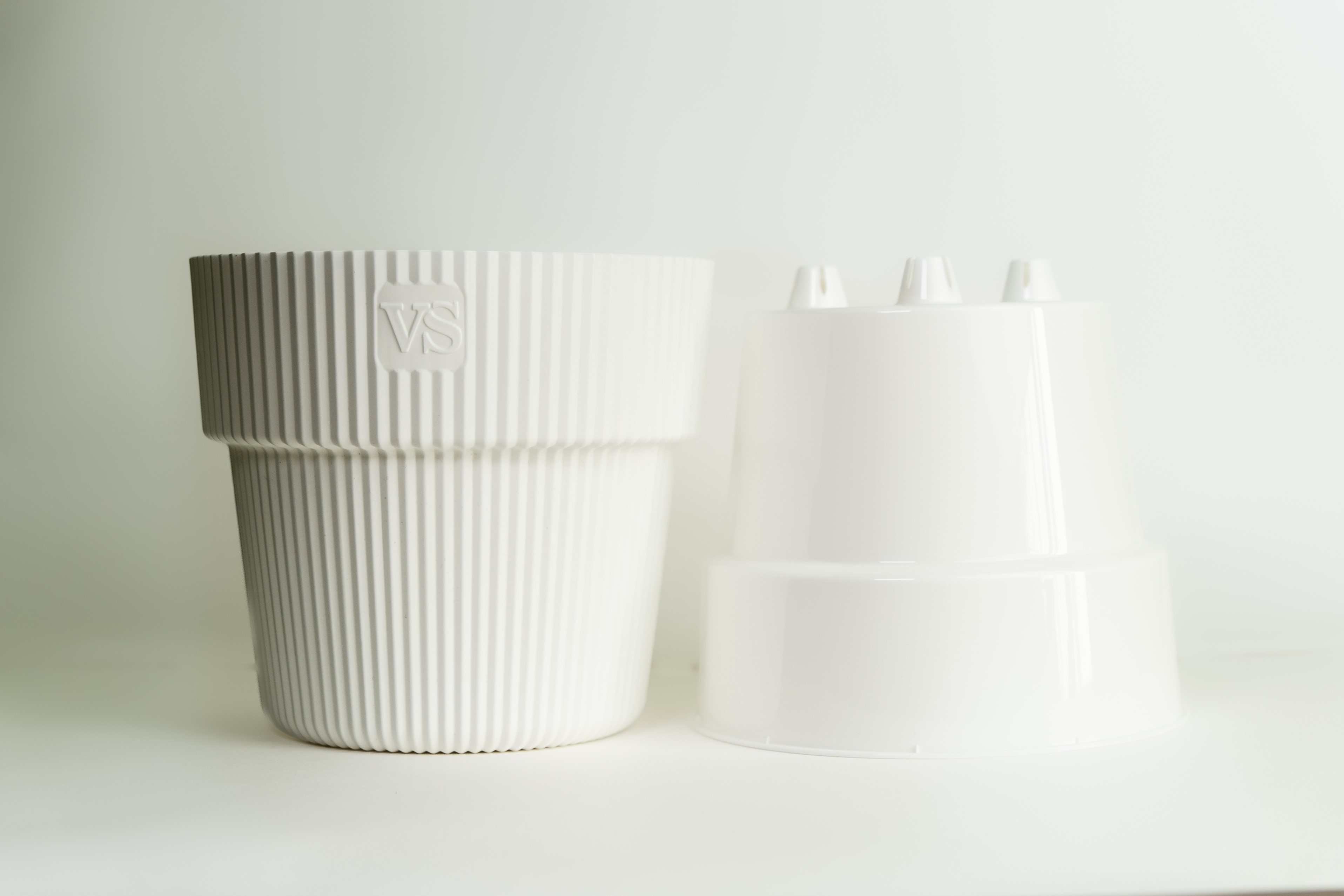 Горшок с дренажной системой Алемар ВипСет 8,2л белый, пластик по цене 