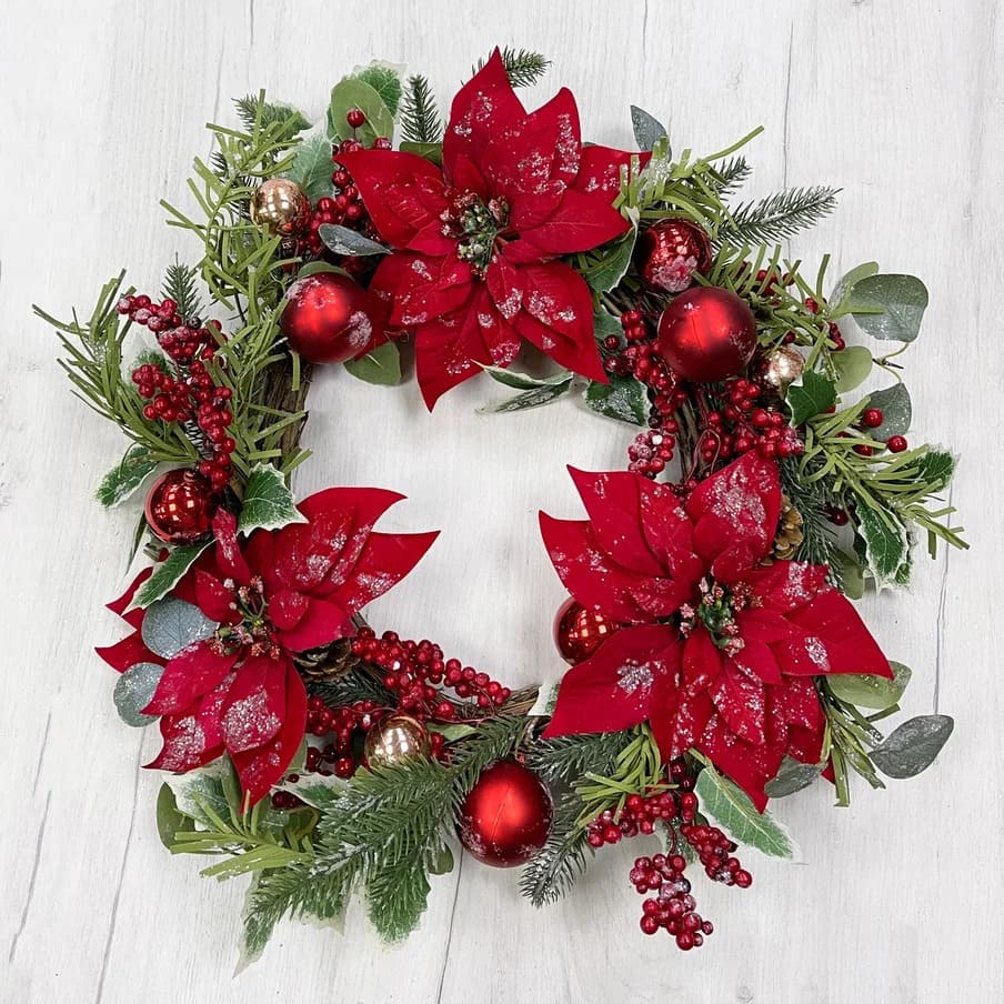 Венок еловый с красными Пуансеттиями 50см зеленый арт.87377 по цене 