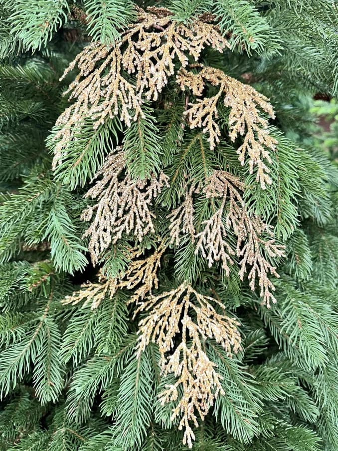 Веточка с блестящими листьями 84см коричневый арт.86729 по цене 