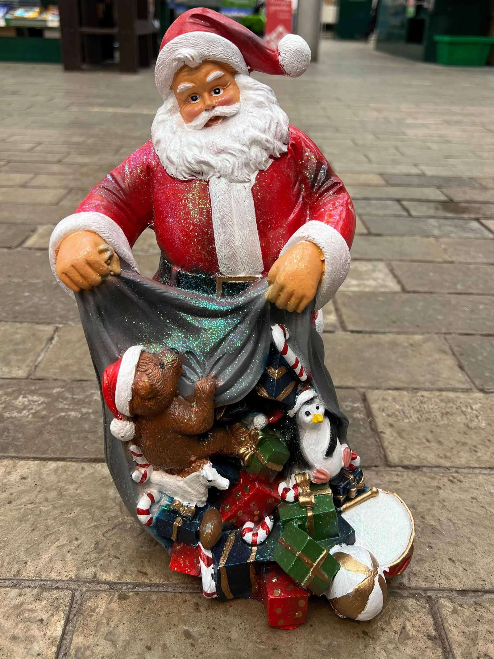 Фигура декоративная Дед Мороз высыпает игрушки с мешка 31см арт.НФ299 по цене 