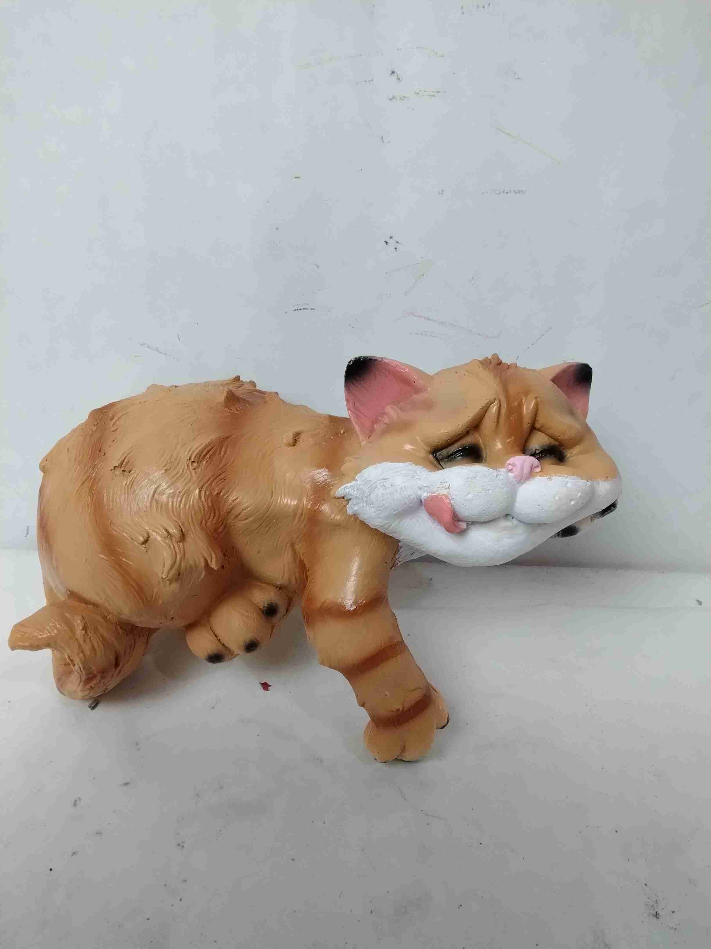 Фигура Котик улыбается лапа вниз 9х25cм, полистоун арт.F352 по цене 