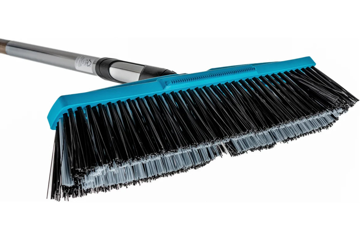 Комплект комбисистемы (щетка + рукоятка 130см) Gardena 03622-30 по цене 