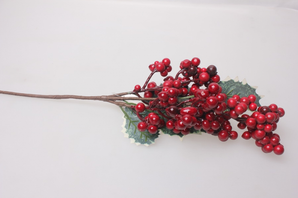 Изделие декоративное Ветка с ягодами, красная 41см по цене 