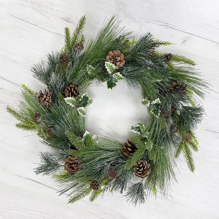 Венок еловый с шишками и остролистом 55см зеленый арт.87372 по цене 