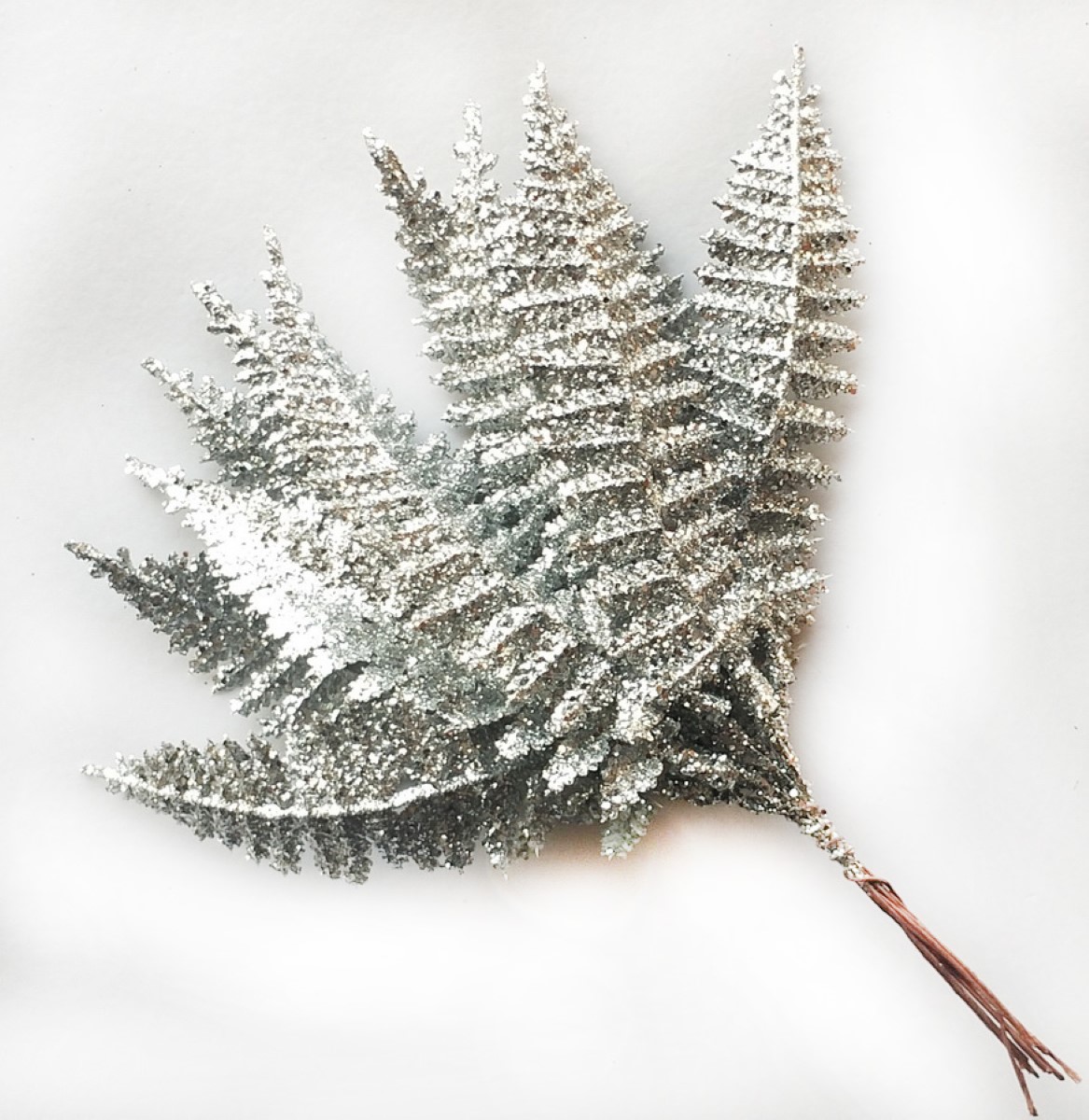Набор листьев с глиттером 12шт H19см серебряный арт.я000006417 по цене 