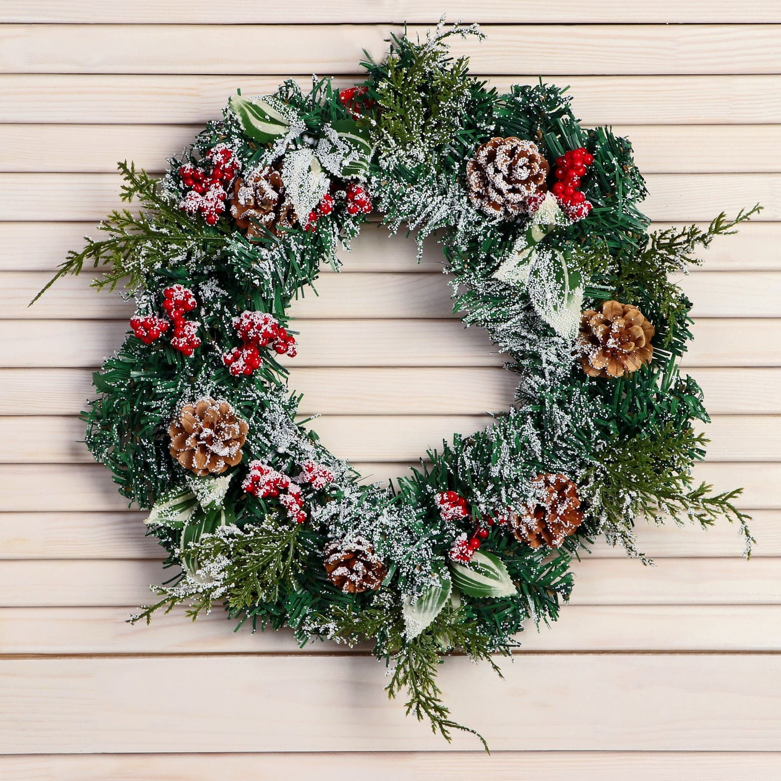 Изделие декоративное Венок Уютная сказка, листья ягоды шишки 30см дерево, пластик арт.9692753 по цене 