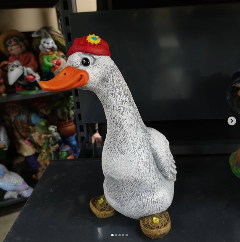 Фигура садовая Гусь Гаген, белый полистоун 21х24х43см по цене 