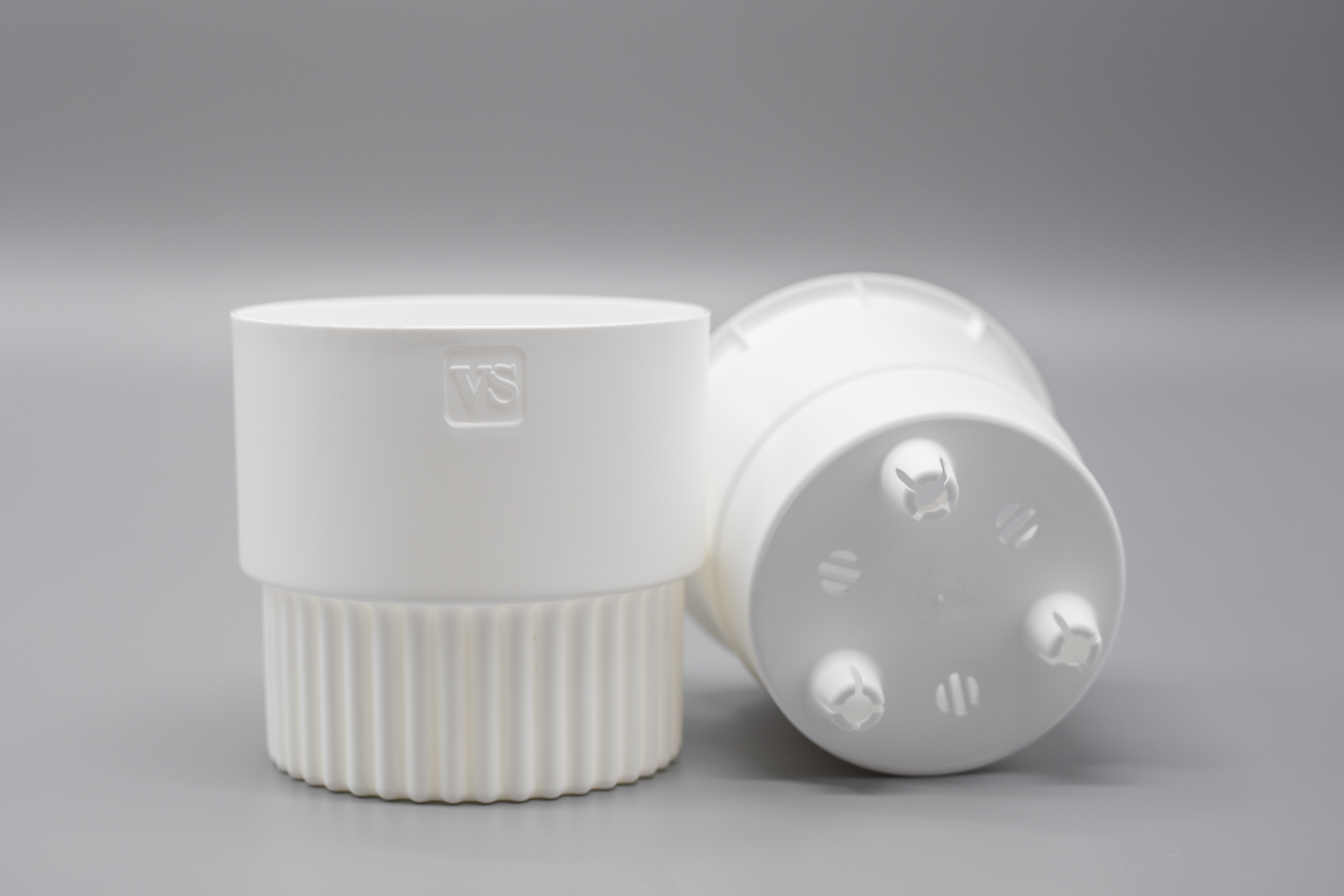 Горшок с дренажной системой Бостон цилиндр ВипСет 4,5л белый, пластик по цене 