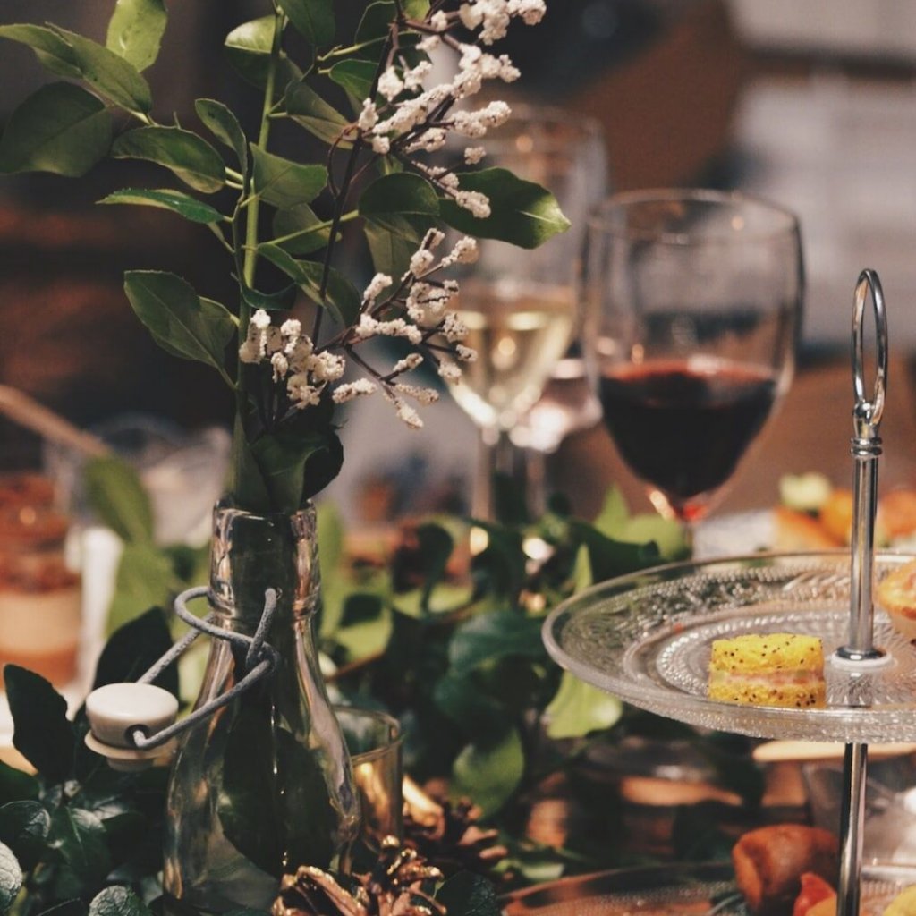 цветы на столе в новый год