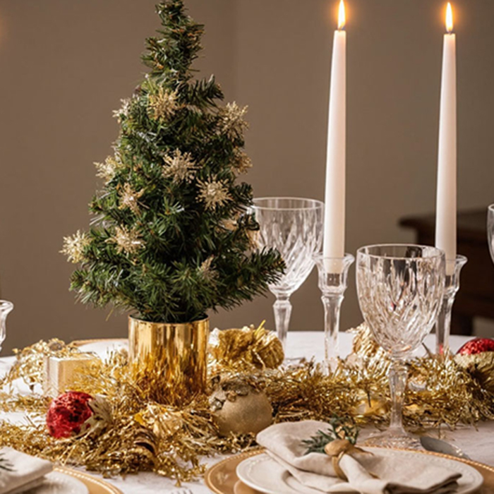 новогодний стол с искусственной елочкой