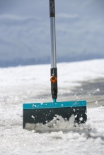 Скребок для льда и снега 30см (комбо) Gardena 03251-20 по цене 