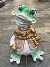 Фигура декоративная Лягушонок в шарфе 28см арт.F875 по цене 