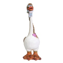 Фигура декоративная садовая Гусыня в платочке полистоун 34х25х75см по цене 