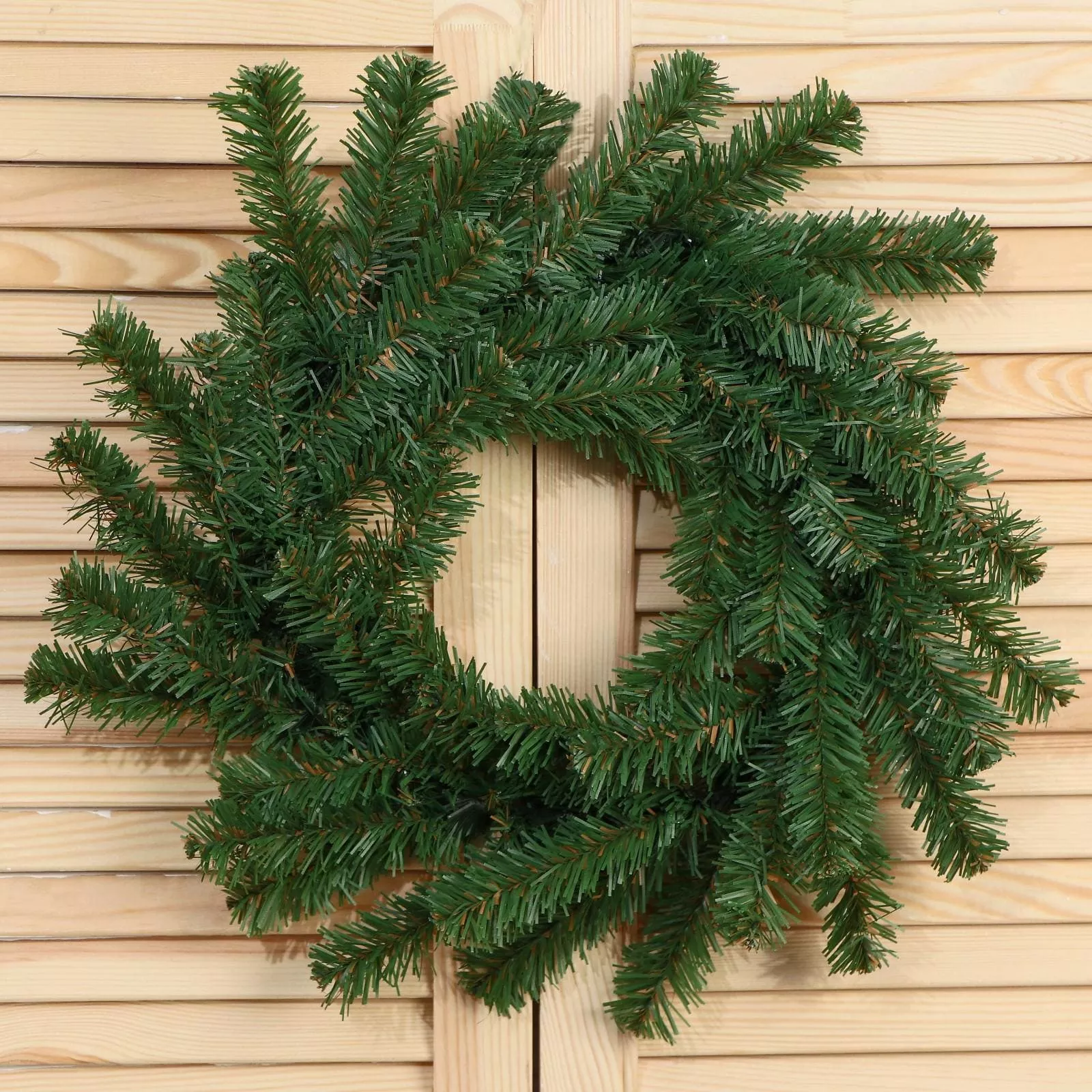 Изделие декоративное Венок Классический 45см ПВХ, зеленый арт.7134967 по цене 