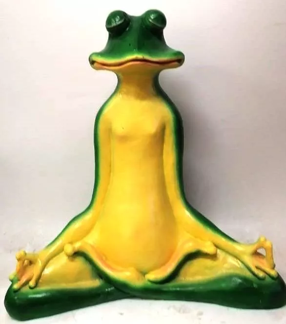 Фигура декоративная садовая Лягушка Хочу в отпуск полистоун 49х46х24см по цене 