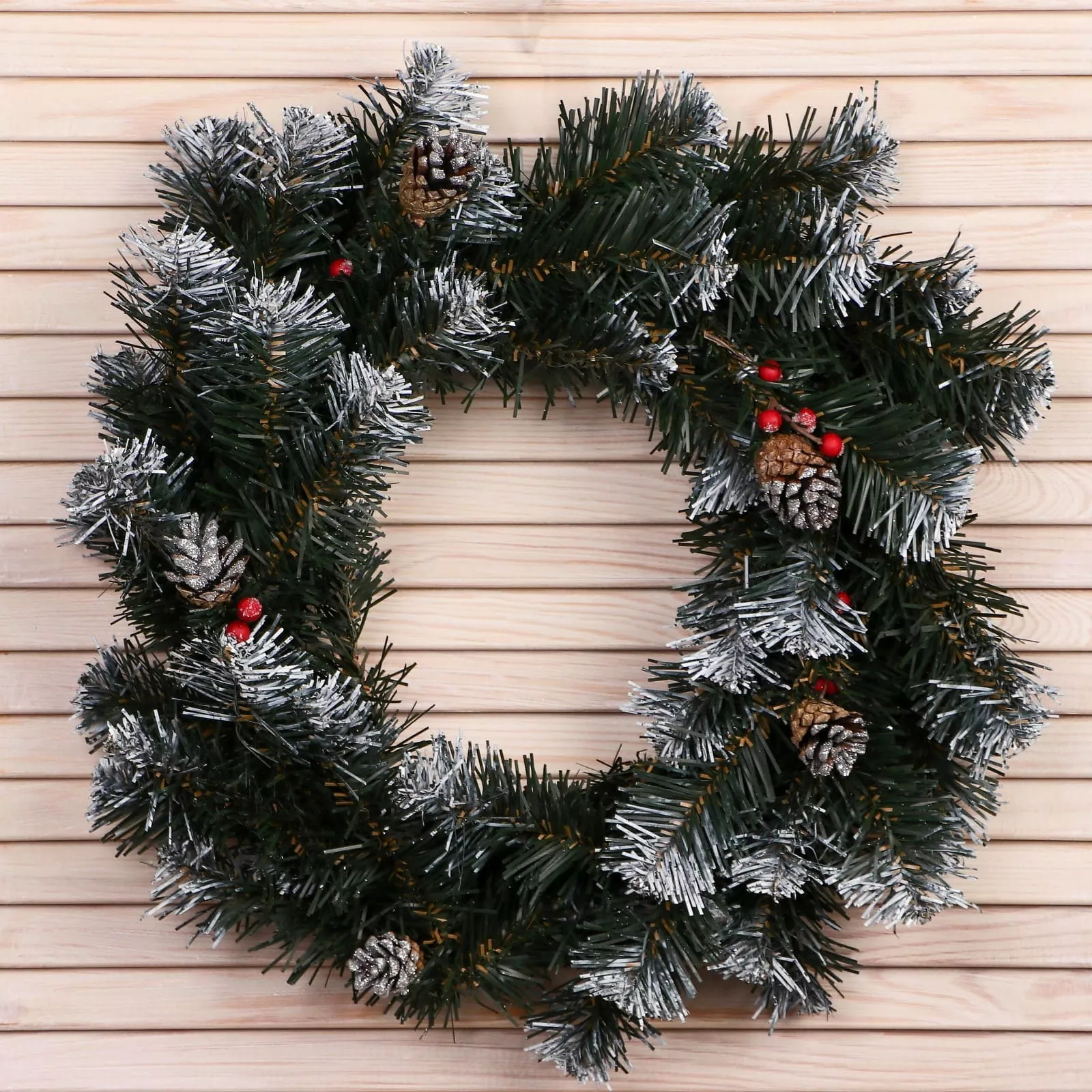 Изделие декоративное Венок Рождественский белоснежный, шишка серебро ягода 45см металл, ПВХ арт.1011 по цене 