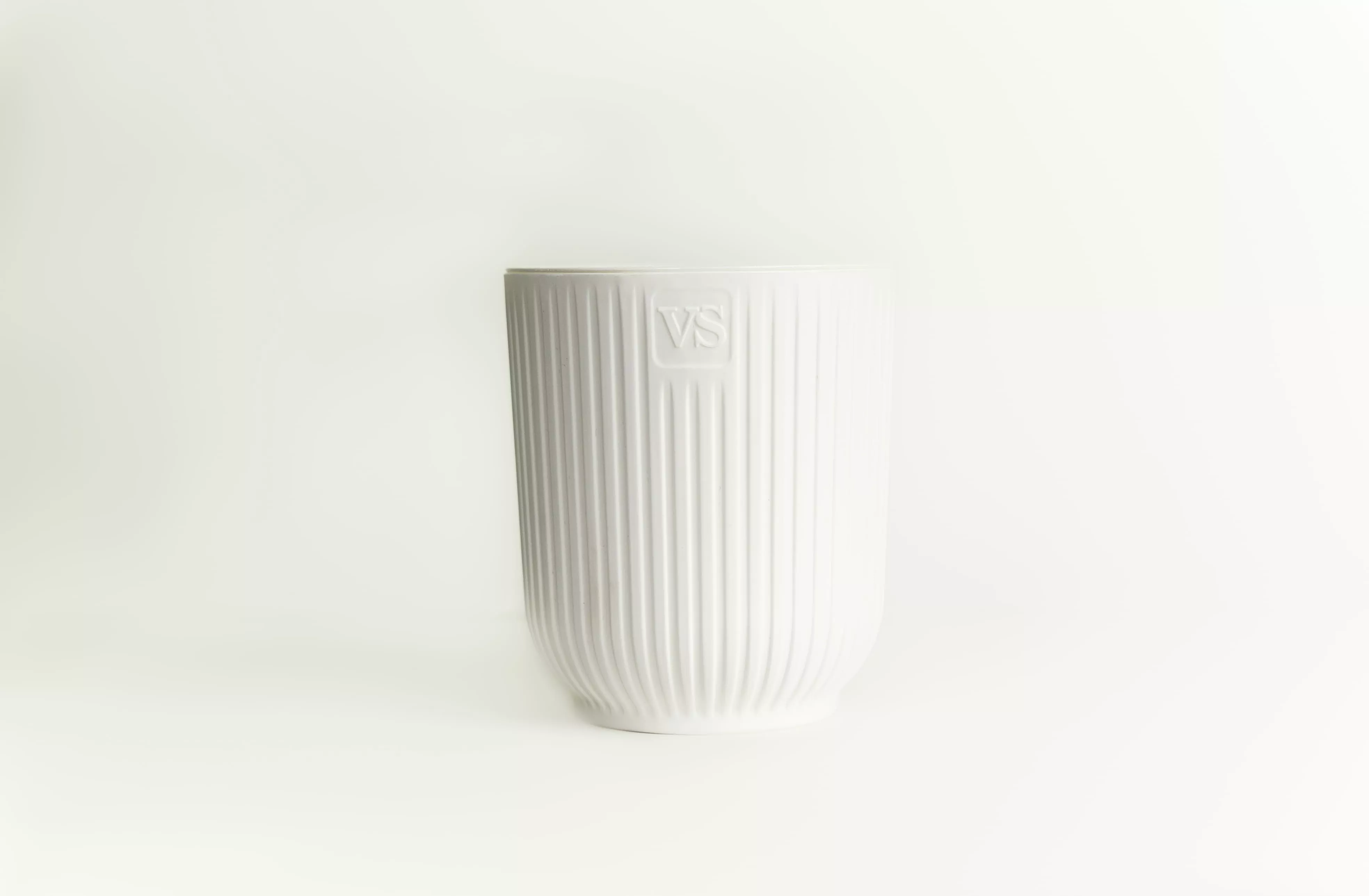 Горшок с дренажной системой и фитильным поливом Эйва ВипСет 1,6л белый, пластик арт.АМО-1,6-01 по цене 