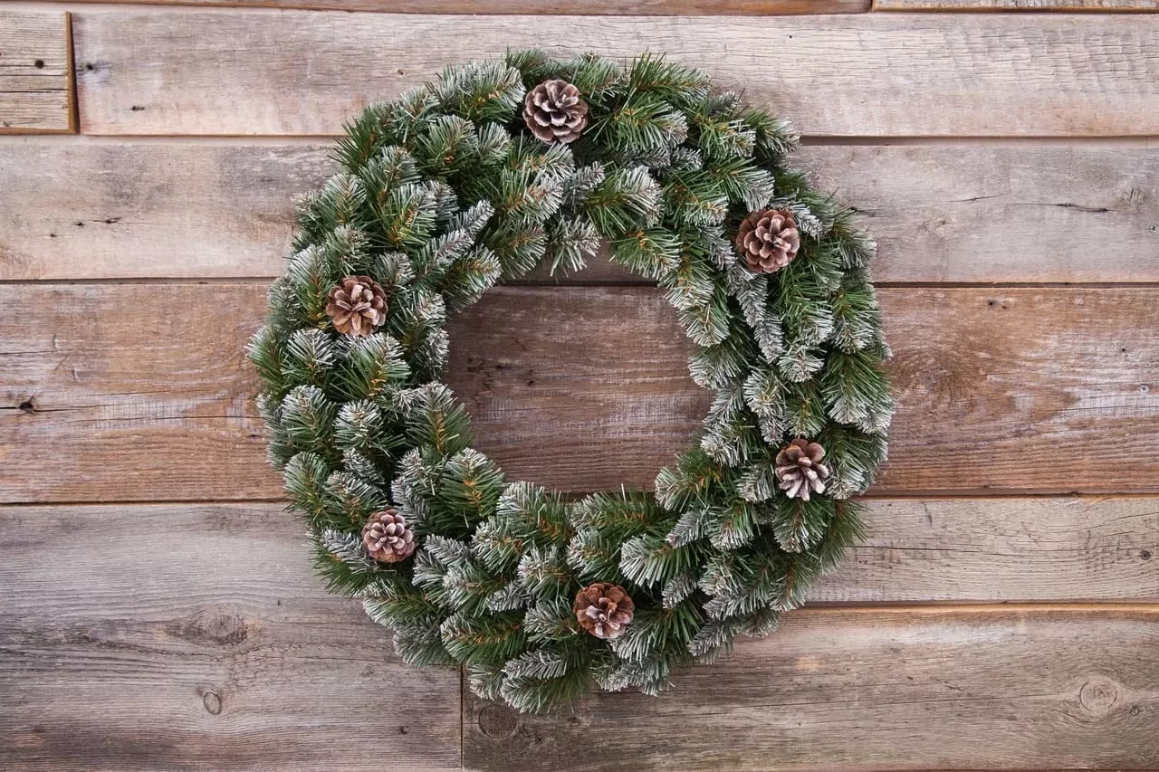 Венок императрица с шишками 45см заснеженный арт.73847 по цене 