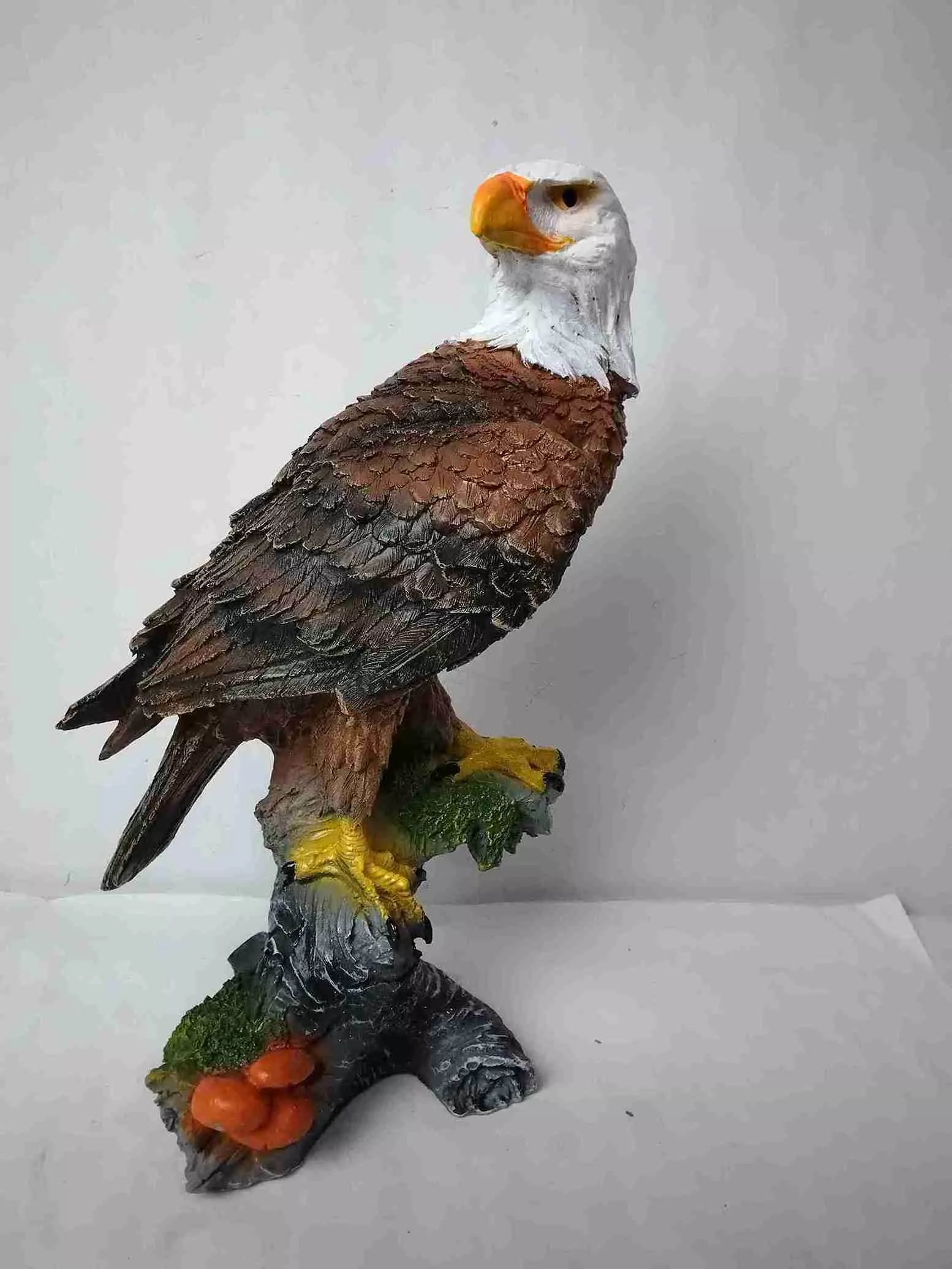Фигура Орел на суку с повернутой шеей 32см, полистоун арт.F344 по цене 