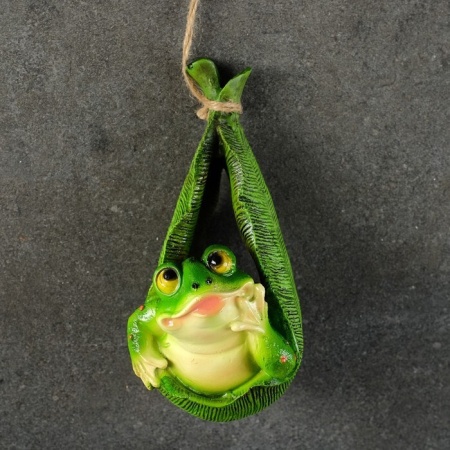 Фигура декоративная садовая Лягушонок в листочке подвесная, полистоун 12,5х9х18см